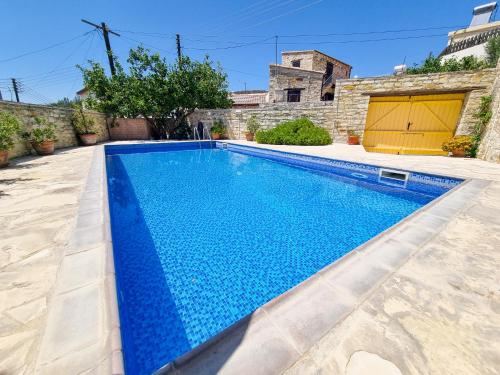 - une piscine dans l'arrière-cour d'une maison dans l'établissement Village Charm with Pool Apartment at Skarinou, à Skarinou