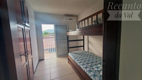 a bedroom with a bunk bed and a balcony at Recanto Da Val in São Francisco do Sul