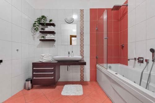 ein Badezimmer mit einer Badewanne, einem Waschbecken und einer Badewanne in der Unterkunft Charming apartment in the heart of Bratislava in Bratislava