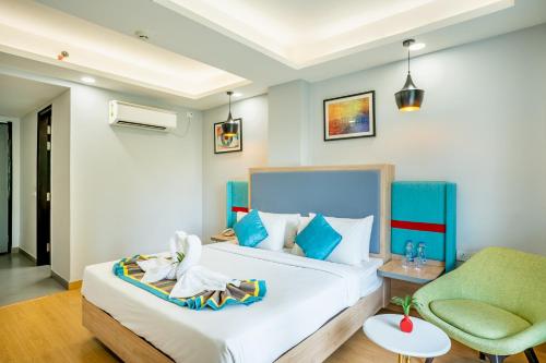 um quarto de hotel com uma cama e uma cadeira em Inde Hotel Sec- 49, Golf Course Extension, Gurgaon em Gurgaon