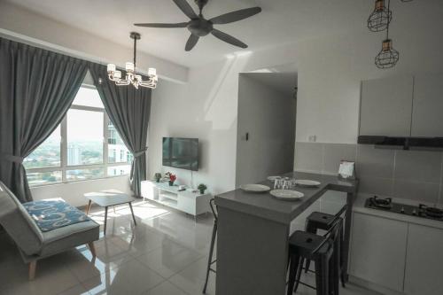 Televisyen dan/atau pusat hiburan di Crystal Luxury House 高级水晶屋 Near Jonker street