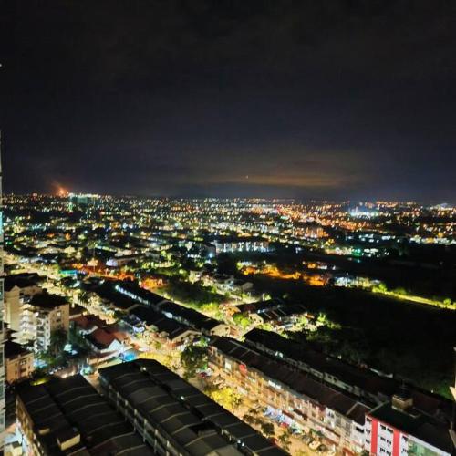 Pemandangan umum bagi Melaka atau pemandangan bandar yang diambil dari apartmen