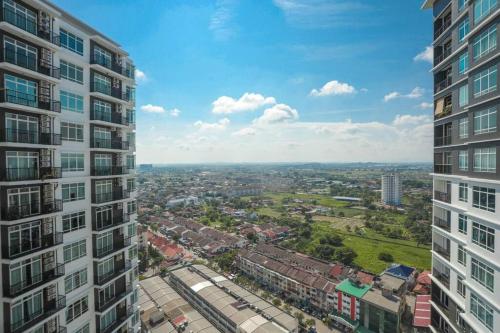 Pemandangan umum bagi Melaka atau pemandangan bandar yang diambil dari apartmen
