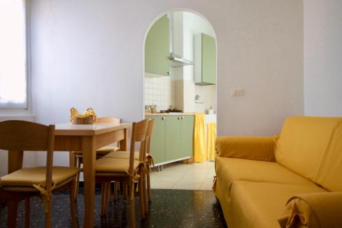 a living room with a couch and a table at La casa dei nonni in Moneglia