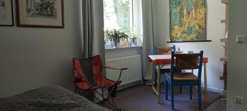Habitación con sillas, mesa y ventana en Haus im Grünen, en Lingen