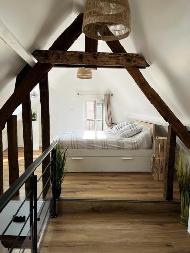 een slaapkamer met een bed op zolder bij Le Duplex in Auxerre