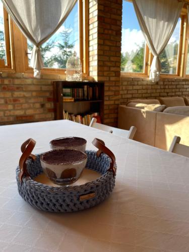 two bowls in a basket on a table at Dom Coacha i Mentora in Wysowa-Zdrój