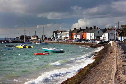 um grupo de barcos na água perto de uma praia em The Anchor em Skerries