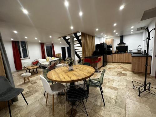 sala de estar con mesa y sillas y cocina en La maison de Nita - chambres d'hôtes en Bergerac