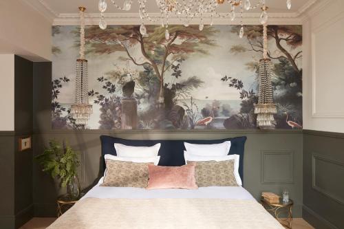a bedroom with a bed with a painting on the wall at Château Léognan, Domaine viticole - proche Bordeaux in Léognan