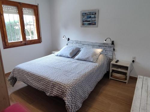 1 dormitorio con 1 cama con 2 almohadas en Villa Font, en L'Ametlla de Mar