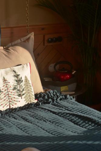 Una cama o camas en una habitación de Hiraeth Shangarh, Sainj Valley