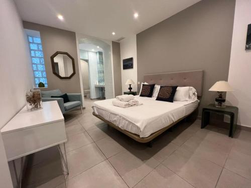 Un dormitorio con una cama y una sala de estar. en 2BR 2BA with private patio your serene escape, en Gibraltar
