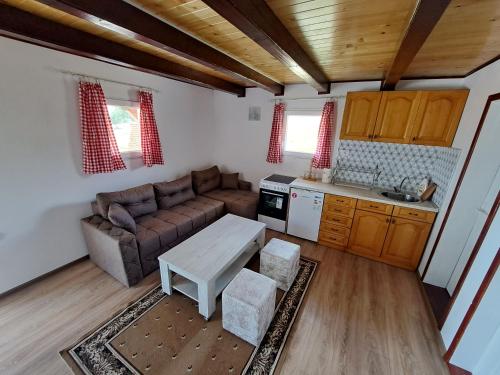 茲拉蒂博爾的住宿－Vikendica Velanac，客厅配有沙发和桌子