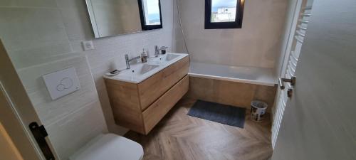 アジャクシオにあるPalazzu B reservation 3 nuits minimumの洗面台、トイレ、鏡のあるバスルーム