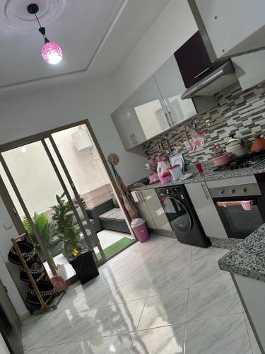 cocina con fogones y encimera en planet house, en Deroua