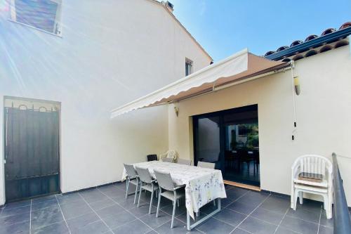 une terrasse avec une table et des chaises dans une maison dans l'établissement Gite CATHARE en OCCITANIE, à Espéraza