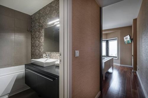 baño con lavabo y espejo grande en GuestReady - A prime stay near the beach en Matosinhos