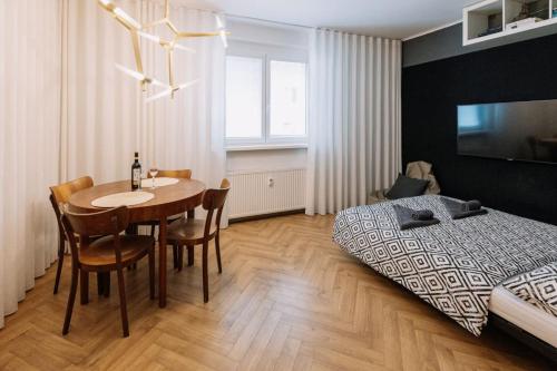 1 dormitorio con mesa de comedor y 1 cama en StadiumSide Studio, en Bratislava