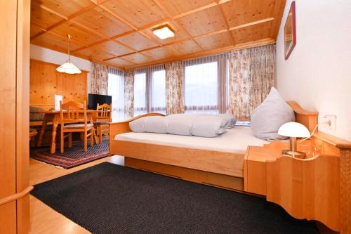 シュルンスにあるGästehaus Rundblickのベッドルーム1室(ベッド1台付)、ダイニングルームが備わります。