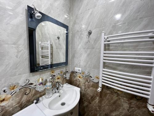 Ett badrum på Modern Apartment in Yerevan