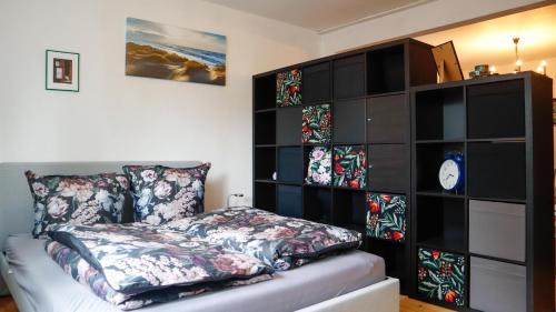 um quarto com uma cama e uma estante de livros em Harbart em Soltau