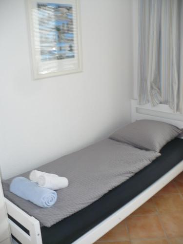 ein Bett mit zwei Handtüchern auf einem Zimmer in der Unterkunft Seeluft 17 in Wangerooge