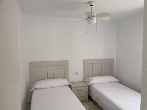 1 dormitorio con 2 camas y ventilador de techo en Calabardina Playa con Wifi Ideal para Buceadores, en Águilas