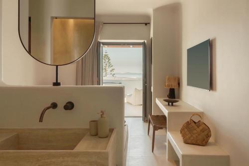 bagno con vasca, specchio e tavolo di Bard De Sol a Mykonos Città