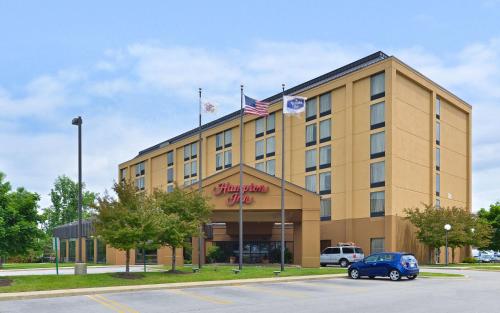 a hotel with a car parked in a parking lot at Hampton Inn Chicago-Carol Stream in Carol Stream