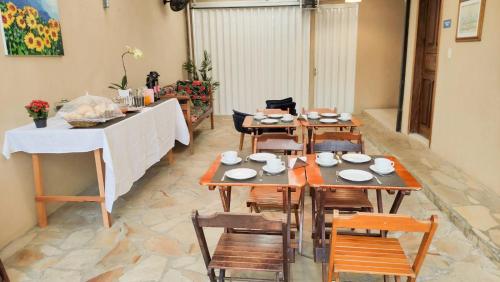 una sala da pranzo con tavoli e sedie in legno di Pousada Antares de Paraty a Parati