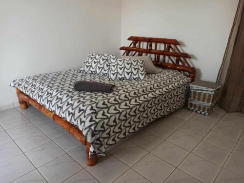 Una cama con dos almohadas encima en una habitación. en Bosofet Beach and Creek Lodge, en Sanyang