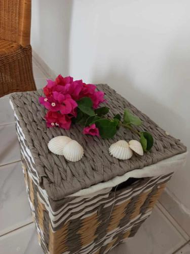 una cesta con flores y conchas marinas y una planta en Bosofet Beach and Creek Lodge, en Sanyang