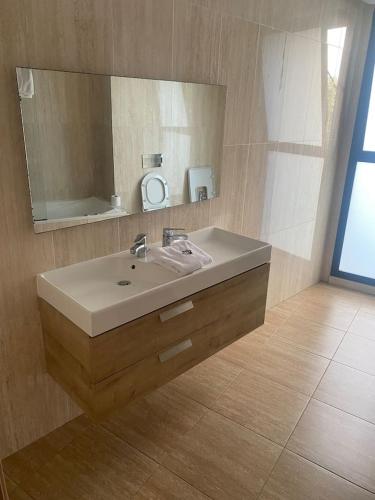 Un baño de Prestigia 3 Bedrooms with swimming pool