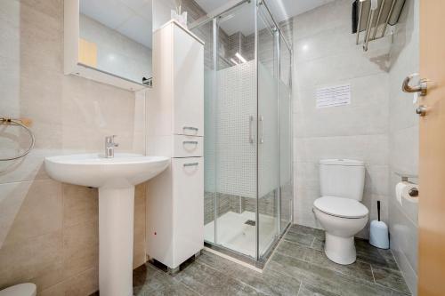 La salle de bains est pourvue de toilettes, d'un lavabo et d'une douche. dans l'établissement Casa Lluma, à Aldover