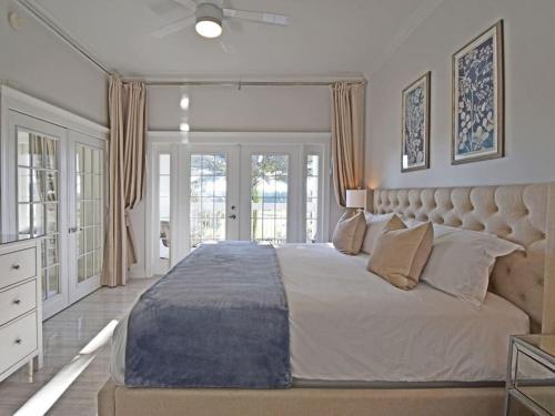 Postel nebo postele na pokoji v ubytování Luxury Stylish Top Floor & Stunning Views