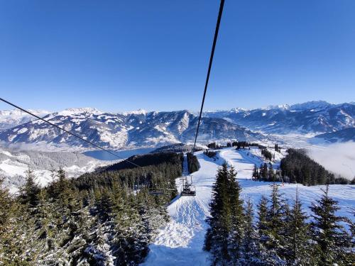 a ski lift going up a snow covered mountain at TOP 8 Apartment - Zell am See - Kaprun in Piesendorf