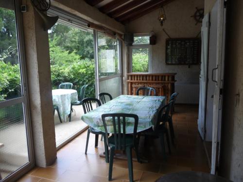 une salle à manger avec une table et des chaises et une fenêtre dans l'établissement Maison de vacances avec piscine chauffée, à Mangialla