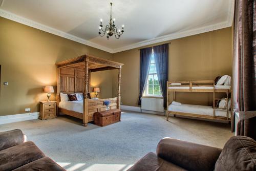 sala de estar con 2 camas y sofá en Glentworth Hall by Group Retreats, en Glentworth