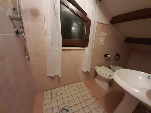 y baño con aseo y lavamanos. en Villa Maria Pia, en Montebello di Bertona