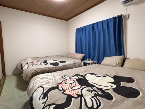 Zimmer mit 2 Betten und einem Fenster in der Unterkunft Sepia Court Inn セピアコートイン in Urayasu