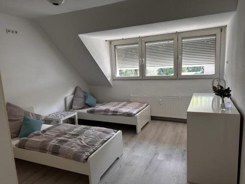 Ένα ή περισσότερα κρεβάτια σε δωμάτιο στο A&V Apartments Wunderschöne Rheinblick Wohnung zum entspannen Apt Ela