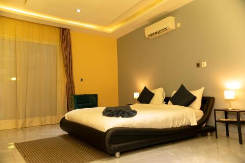 een slaapkamer met een groot bed in een kamer bij BNB Hotel Spa in Abidjan