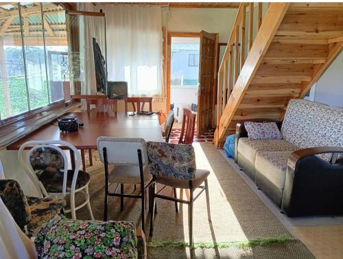 sala de estar con mesa y sillas en Bolu dağ evi at yaylası, 
