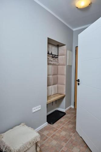 a room with a closet with a stool and a door at Jak w domu in Opole