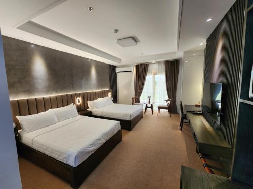Habitación de hotel con 2 camas y TV de pantalla plana. en Room in M Stay Hotel - near Midori, Swissotel, Marriott, Widus, Hann, 