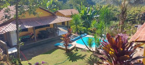 - une vue aérienne sur une maison avec une piscine dans l'établissement Recanto Casa Amarela de São Romão, à Nova Friburgo