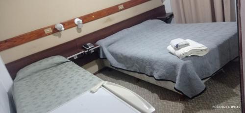 une chambre d'hôpital avec un lit et une chaise dans l'établissement Hotel ESER, à San Pedro