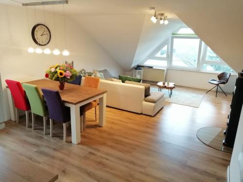 un salon avec une table et un canapé dans l'établissement Katya, à Winterberg