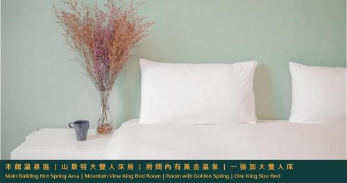 Postel nebo postele na pokoji v ubytování Ruixiong Hotspring Hotel